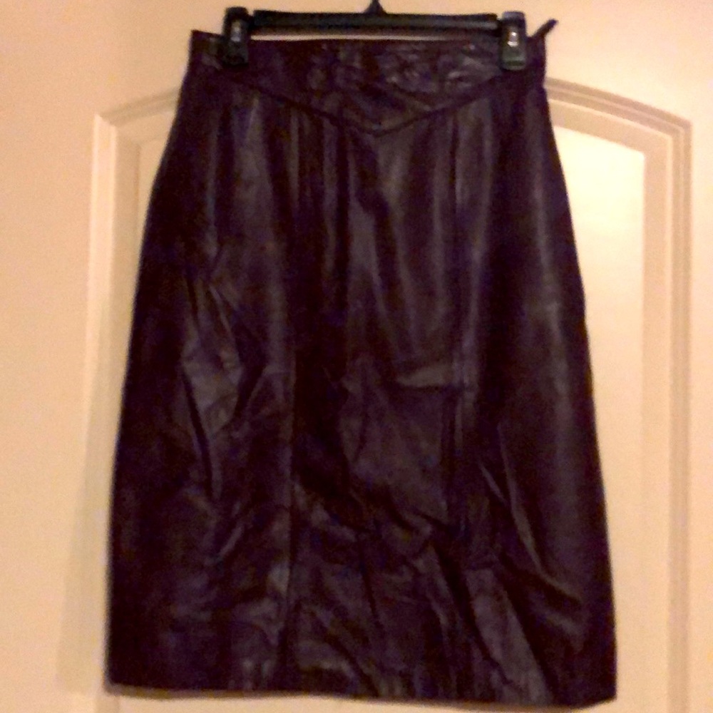 Sz. 10. 100% leather, poly lining, small waist sz6